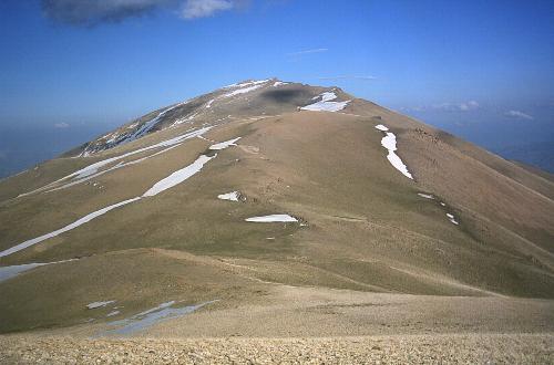 Den ukendte top ved Alvarez pisteski set fra bjergryggen umiddelbart NW for bivuak-passet (3490m) den 24.05.04