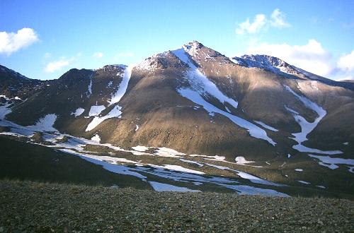 Den ukendte top ved Sabalan Kouh set fra bjergryggen umiddelbart NW for bivuak-passet (3490m) den 24.05.04