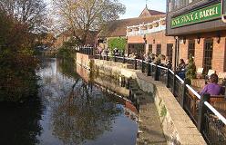 En hyggelig pub ved kanalen i Newbury.