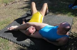Squeezerian lægger mig solidt i en head scissor!
