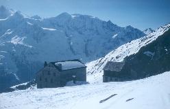 Weissmieshütte om vinteren med Ulrichshorn og Balfrin i baggrunden