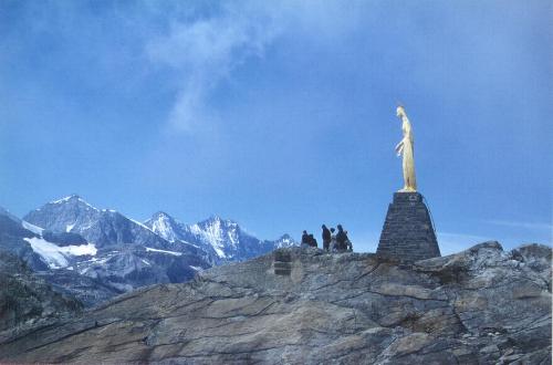 Den store Madonnastatue vogter over Monte Moro-passet, i baggrunden Mischabelkæden