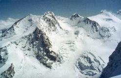 Nordend, Dufourspitze, Zumsteinspitze og Signalkuppe, de højeste toppe i Monte Rosa-massivet, her set fra toppen af Liskamm