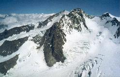 Dufourspitze er den højeste top i Monte Rosa-massivet, her omgivet af Nordend til højre og Zumsteinspitze til venstre, set fra toppen af Liskamm