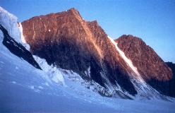 Dirruhorn med Chli Dirruhorn til højre set fra Riedgletscher