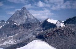 Rifugio Teodulo ovenfor Theodulpass med Matterhorn i baggrunden