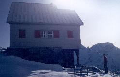 Den lille Weisshornhütte ligger temmelig udsat, trykket af det mægtige Weisshorn