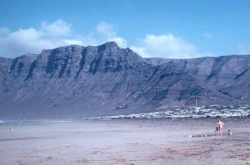 Peñas del Chache-massivet med El Castillejo SW-grat set fra Famarastranden den 19.11.92