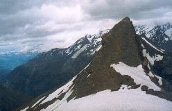 Mettelhorn med Mattertal i baggrunden til venstre, set fra toppen af Platthorn