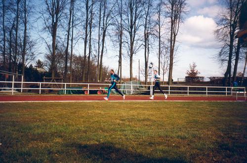 På vej i mål på Rundforbi Stadion under Griseløbet