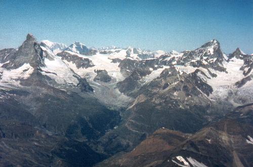 Oberrothorn med en mængde andre bjerge set fra toppen af Rimpfischhorn (4199m) den 03.08.84