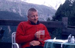 Per Bager nyder en stille øl ovenfor Zermatt