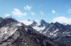 Med sin markante hængegletscher er Pointes de Mourti et af de mest markante bjerge i Val de Moiry, her set fra Corne de Sorebois