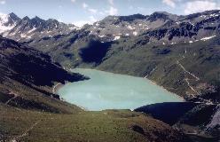 Den opdæmmede Lac Moiry, set under nedstigning fra Col de Sorebois