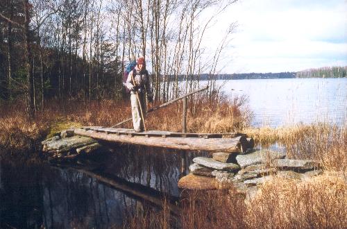 Broen mellem Lillesjön og Jällunden er essentiel for at kunne vandre øst om Jällunden.