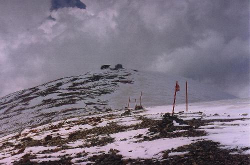 Røde flag markerer ruten den sidste del af vejen til toppen af Tochal, set fra SE-graten (3900m) den 28.05.03