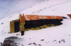 Barghah-e-Sevvom eller Damavand-hytte er uden for sæsonen et koldt men nødvendigt tilflugtssted.