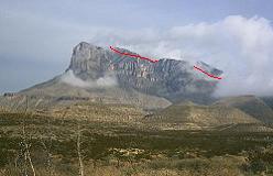 Den øvre del af ruten fra Pine Springs til toppen af Guadalupe Peak set fra Guadalupe Pass